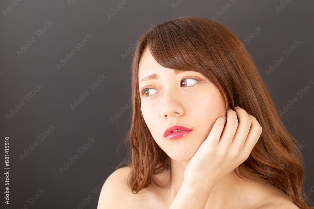 考える女性 考える女性