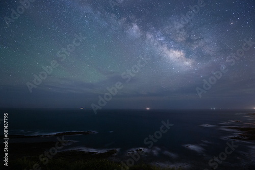 白波の海辺から星と天の川を望む