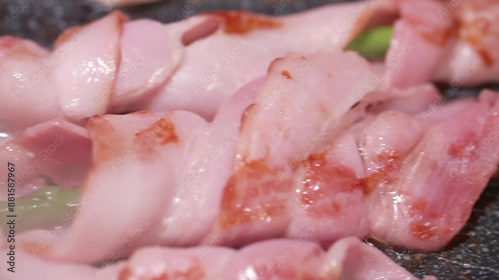 뜨거운 팬에 구워지는 대패삼겹살과 아스파라거스