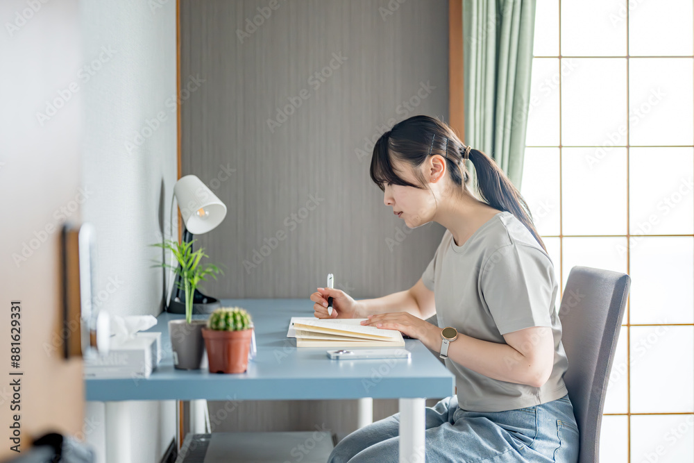 一生懸命学習する女性 一生懸命学習する女性