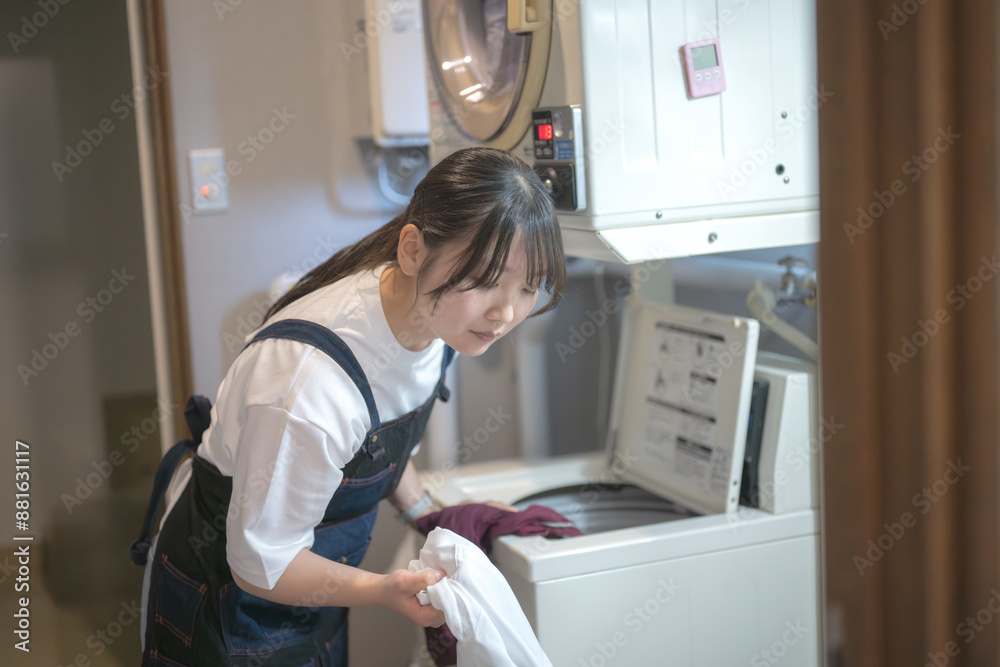 洗濯ものを回す女性 洗濯ものを回す女性