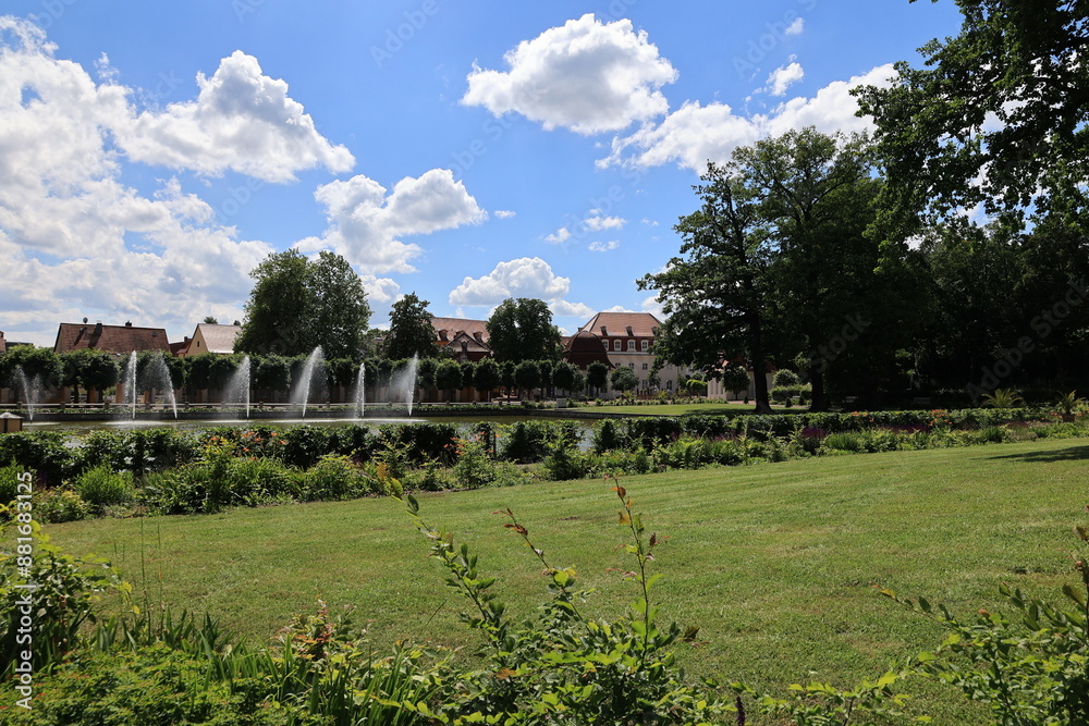 Obraz premium Blick in de Historischen Kurpark von Bad Lauchstädt in Sachsen-Anhalt 