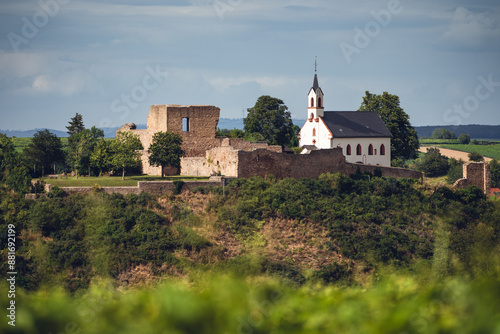 Obraz na płótnie Burgruine Neuenbaumburg und Kirche St. Dionysius, Neu-Bamberg, Juli 2024 w salonie
