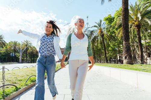 Photography Beautiful senior women bonding outdoors in the city - Attractive cheerful mature