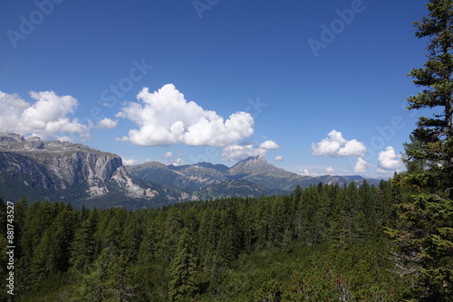 Gadertal mit Puezgruppe und Peitlerkofel photo