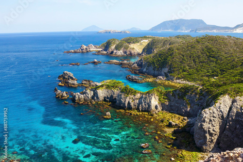 青い海と緑の森が美しい神引展望台から見る、式根島と新島の海。
中の浦海水浴場、神引浦。

東京都伊豆諸島式根島 - 2021年3月27日。

