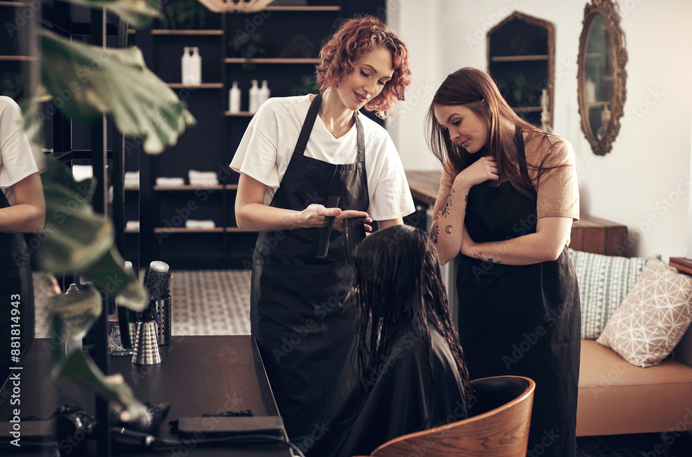 Φωτογραφία Salon, haircut and teamwork with girl, customer and hair for grooming or wellness