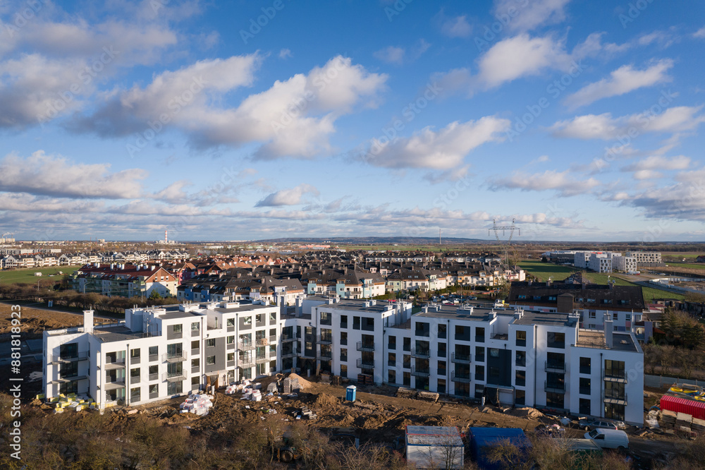 Budowa nowego osiedla mieszkalnego, widok z góry z drona.