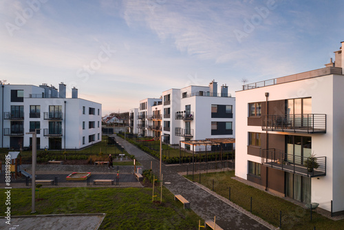 Nowoczesne osiedle mieszkaniowe o zachodzie slonca, wspolczesna architektura