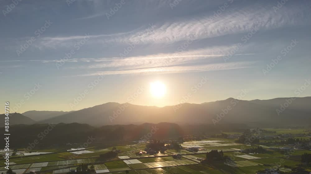 田園風景に反射する夕焼け空　6月　空撮　ドローン撮影　農業　イメージ