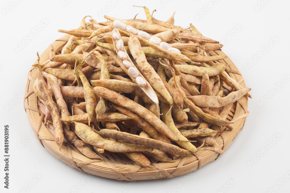 An annual herb from the legume family. The height is 60~100cm, and the leaves are alternate, three compound leaves, and have hairs.
An annual herb from the legume family. The height is 60~100cm, and the leaves are alternate, three compound leaves, and have hairs.
