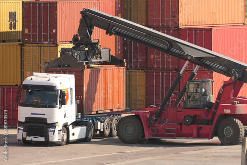 Containerverladung auf LKW