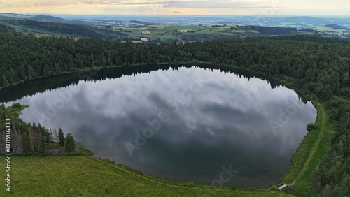 Le lac de Servieres en Auvergne en France photo