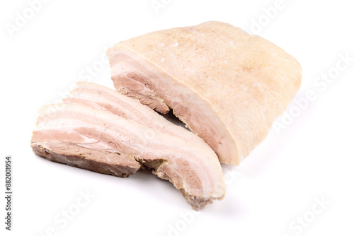 Gekochter Schweinebauch, Wellfleisch - Schweinebauch freigestellt auf weißem Grund