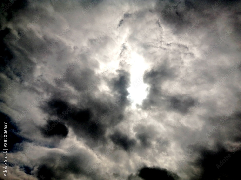 Fototapeta premium 印象的な空 太陽光と雲