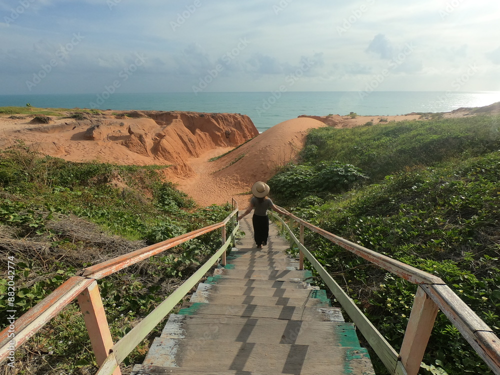 Fototapeta premium mulher nas falésias de canoa quebrada, ceará 