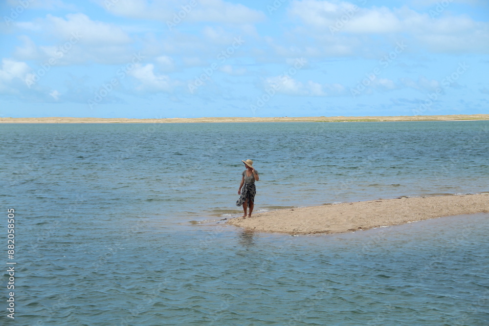 mulher de chapéu e vestido na ilha do guajiru, ceará mulher de chapéu e vestido na ilha do guajiru, ceará