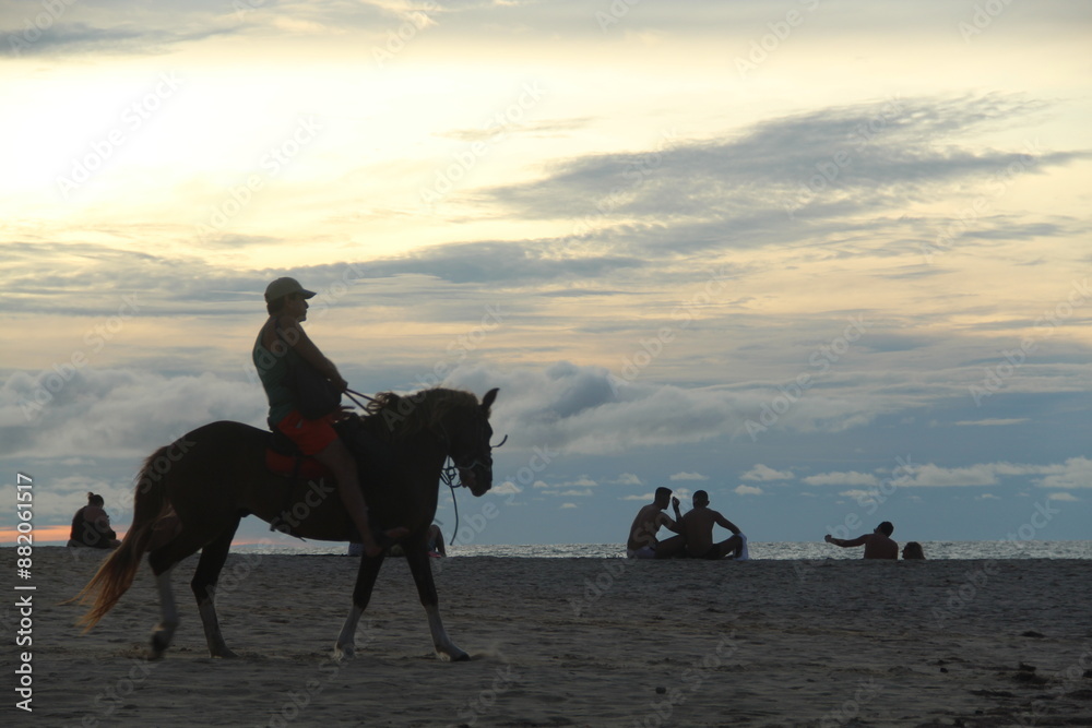 turistas não identificados vendo por do sol em jericoacoara, ceará turistas não identificados vendo por do sol em jericoacoara, ceará