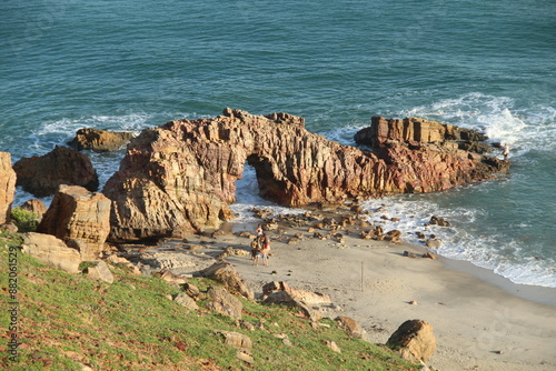 mulher na pedra furada do parque nacional de jericoacoara, ceará 