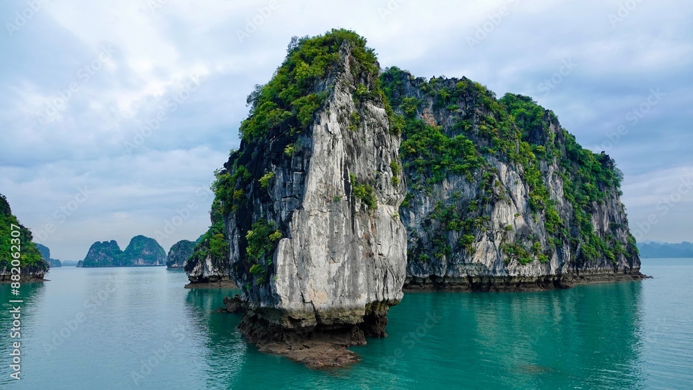 Naklejka premium Halong Bucht in Vietnam, 1000 Insel-Bucht