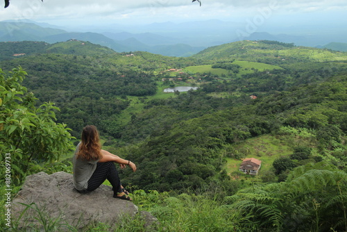 mulher me mirante no Pico Alto, em Guaramiranga, Ceará