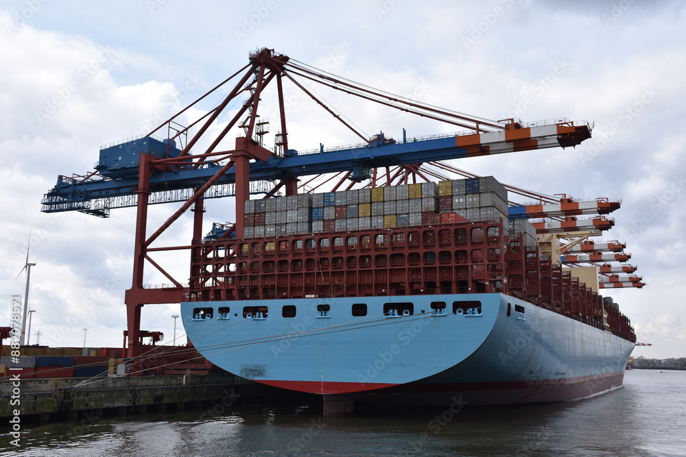 Naklejka premium Unloading a container ship.