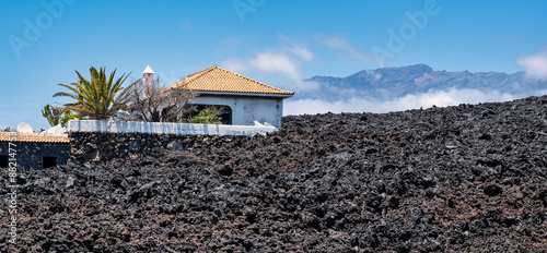 Cuadro en lienzo Houses buried by lava in the recent eruption of the Cumbre Vieja volcano, La Palma, Canary Islands