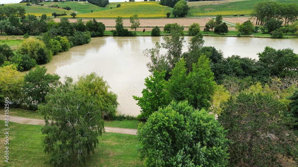 Le Lac du Val de Saune : Beauté après la Pluie Le Lac du Val de Saune : Beauté après la Pluie