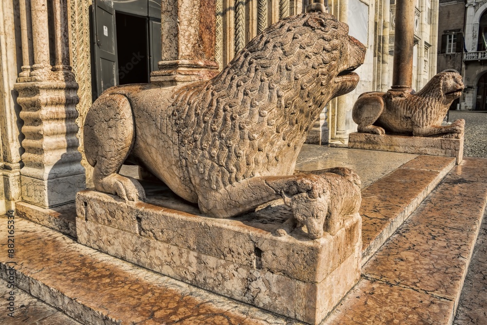 modena, italien - löwenfiguren am portal der kathedrale santa maria assunta.