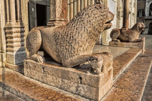modena, italien - löwenfiguren am portal der kathedrale santa maria assunta.
