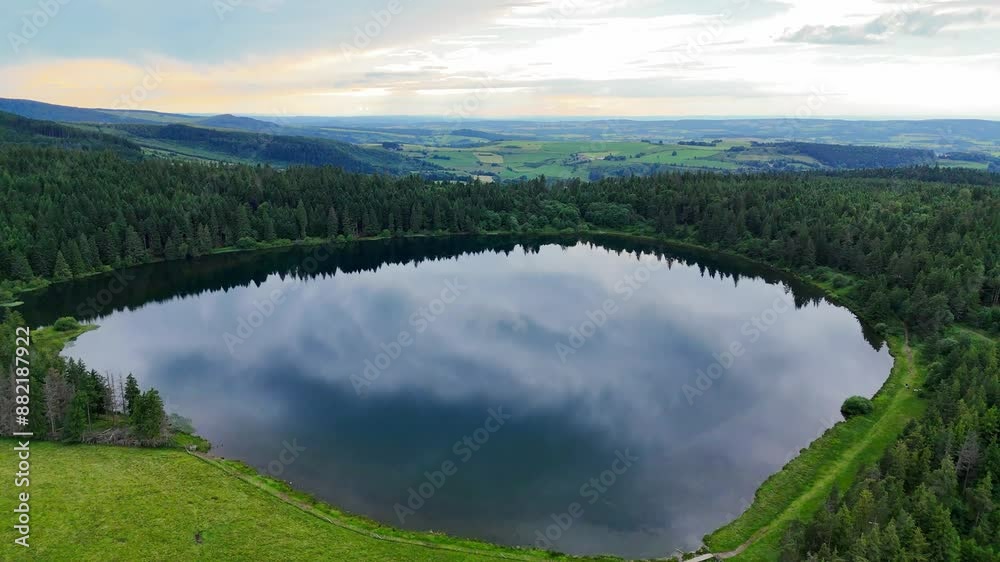 Le lac de Servieres en Auvergne en France