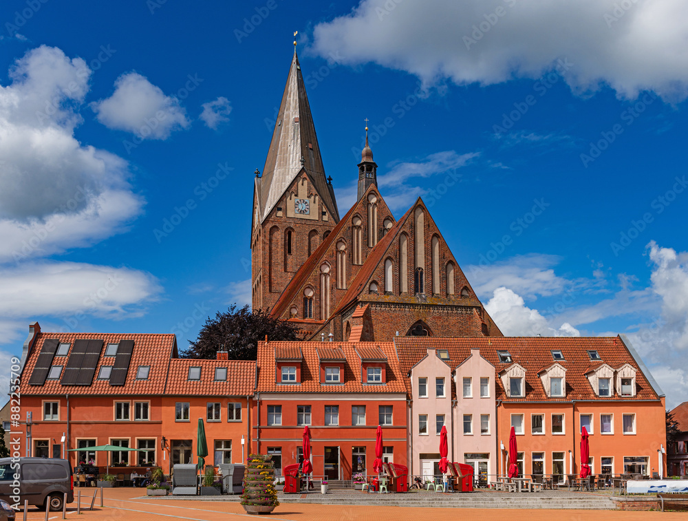Obraz premium Häuserzeile am Marktplatz in Barth mit der St. Marienkirche im Hintergrund, Mecklenburg-Vorpommern, Deutschland