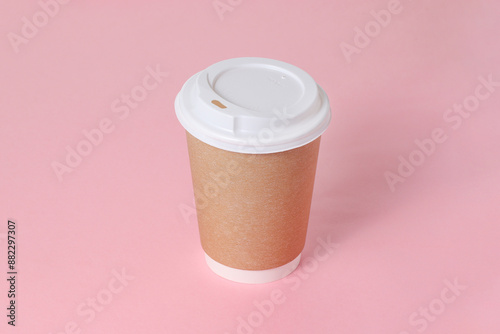 Packaging vaso de café reciclado en fondo rosa