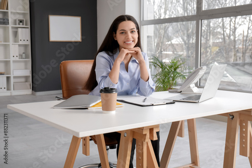 Pretty businesswoman sittin...
