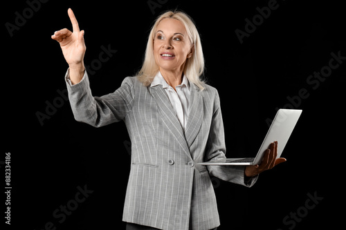 Mature businesswoman with l...