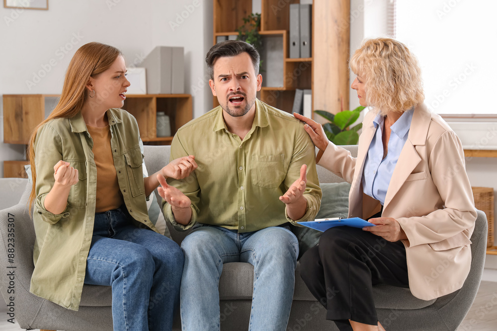 Obraz premium Quarreling young couple visiting psychologist in office