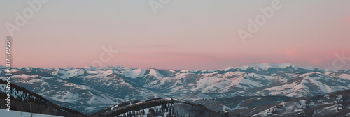 Picos de montanhas nevadas ao nascer do sol photo