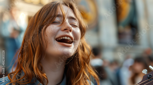 Jeune fille chantant à l'église de tout son coeur, adolescente avec une passion dévorante pour la musique et le chant, chorale en loisir