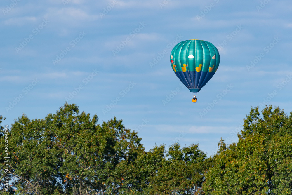 Naklejka premium Rubber duckies in the air