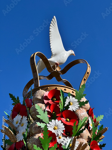 Obraz na płótnie Sculpture with peace pigeon on the roundabout in Tomar, Portugal, Rotunda do Tabuleiro w salonie