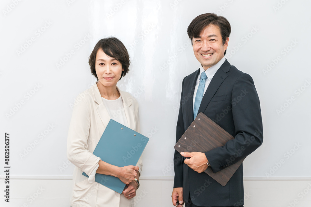 ホワイトボードの前にいる塾講師・教員・教師の男女
ホワイトボードの前にいる塾講師・教員・教師の男女