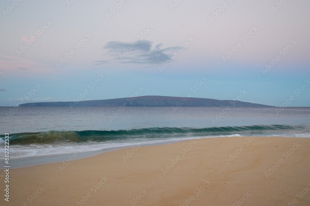 Fototapeta premium Golden Sunrise on Maui Beach with Clear Skies
