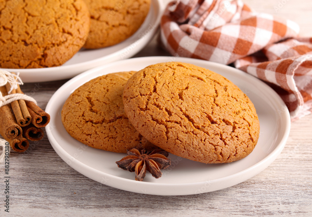 Spicy cookies, ginger snaps biscuits o Spicy cookies, ginger snaps biscuits o
