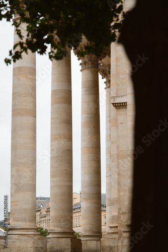 Derrière les colonnes