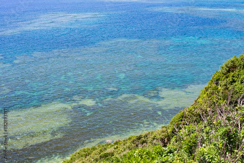 沖縄の果報バンタから見える青い海の風景