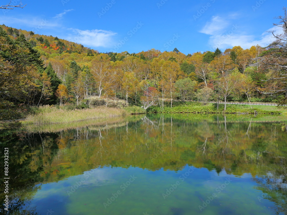 万座温泉　紅葉の牛池