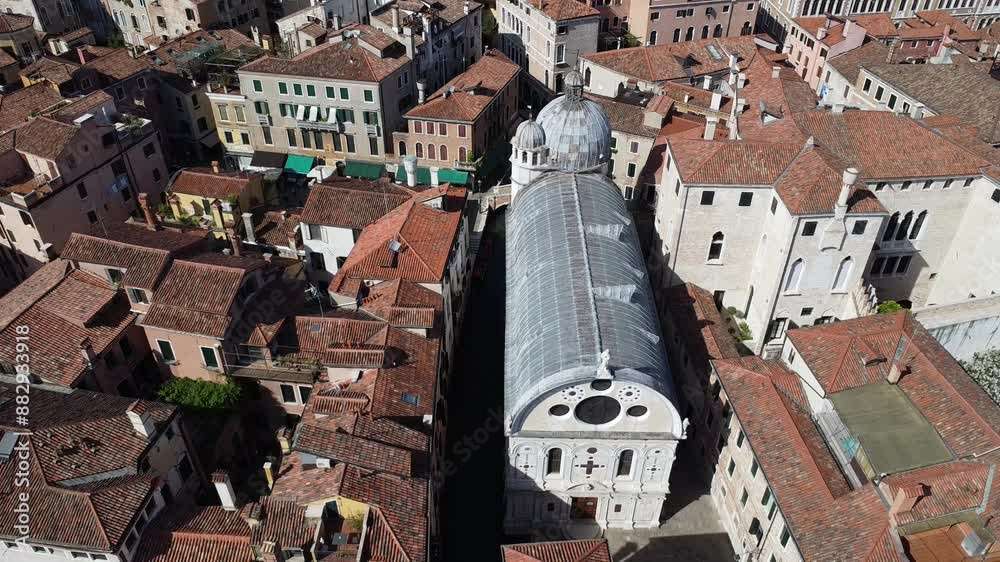 Marmor verkleidete Kirche Santa Maria dei Miracoli, im Sestiere Cannaregio, Drohnenaufnahme, Venedig, Veneto, Italien