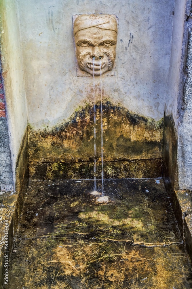 mantua, italien - kleiner brunnen am uhrturm an der piazza delle erbe