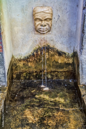 Obraz na płótnie mantua, italien - kleiner brunnen am uhrturm an der piazza delle erbe w salonie