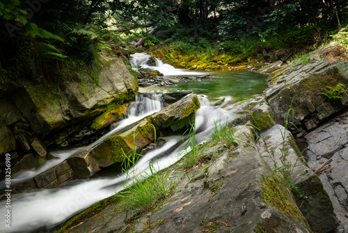 Fototapeta Naklejka Na Ścianę i Meble -  Rwący górski potok z kaskadami 